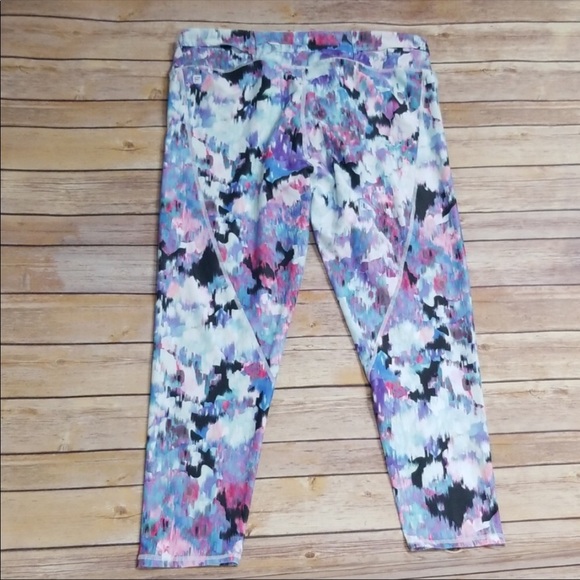 Fabletics Gia Printed Powerlight Capri - Picture 2 of 5